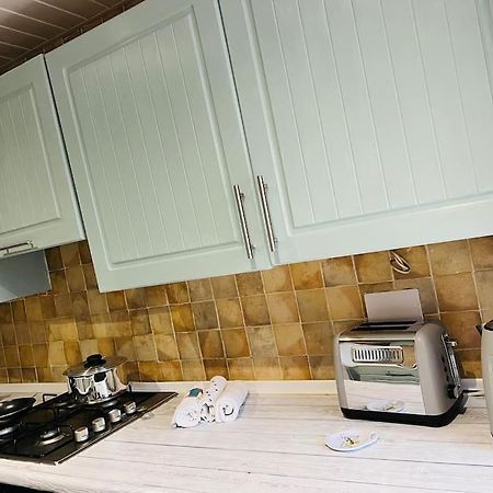 The White House - Cheerful 3 Bedroom Home In Wigan - Ince - Sleeps 7 - Parking - Work Space - Great Motorway Links Exterior foto