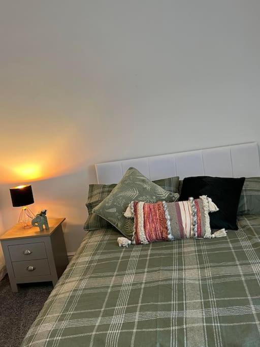 The White House - Cheerful 3 Bedroom Home In Wigan - Ince - Sleeps 7 - Parking - Work Space - Great Motorway Links Exterior foto